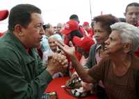El presidente venezolano, Hugo Chávez, saluda a simpatizantes al inaugurar un supermercado estatal en un barrio de Caracas