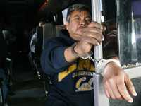 La Policía Federal Preventiva detuvo a 131 indocumentados centroamericanos cuando viajaban en dos autobuses de turismo, sin razón social, en la carretera federal México-Cuautla.