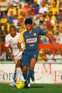 El defensa del América Sebastián Domínguez desarma al costarricense Óscar Rojas, quien anotó el empate 1-1