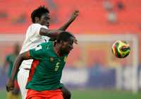 Thimothee Atouba, de Camerún, se anticipa a Jacob Mulenga, de Zambia, en partido de la Copa de África