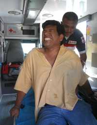 Emilio Carrasco, reportero del semanario Luces del Siglo, tuvo que ser trasladado al hospital regional del IMSS tras ser golpeado por simpatizantes de la alianza PRD-PT-Convergencia