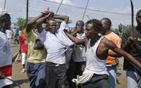 Un hombre acusado de acosar a varias mujeres aprovechando el caos que impera en la localidad keniana de Kisumu es ayudado a escapar de la turba que trataba de lincharlo. Este poblado está cercado por barricadas desde que estalló la violencia tras la relección de Mwai Kibaki