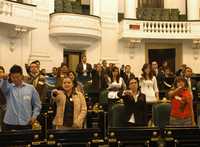 Adolescentes participantes rinden protesta durante la instalación del Parlamento de la Juventud 2008, en la ALDF
