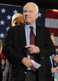 El republicano John McCain, otro de los aspirantes a suceder en el cargo a Bush