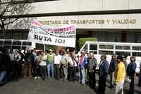 Unos 200 microbuseros protestaron frente a la Setravi