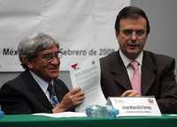 El embajador de Bolivia en México, Jorge Mansilla Torres, y el jefe de Gobierno, Marcelo Ebrard