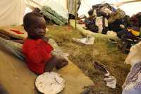 Un niño permanece en un refugio luego de que su familia se vio obligada a dejar su hogar por el conflicto poselectoral en Kenia