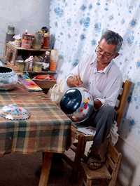 Francisco Chico Coronel, en su taller, en plena elaboración de una de sus preciadas artesanías