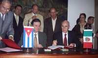 El acuerdo de restructuración de deuda entre México y Cuba fue firmado en La Habana por el director general del Bancomext, Mario Laborín, y el presidente del Banco Central de Cuba, Francisco Soberón Valdés, en presencia de los embajadores de ambos países