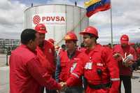 El presidente venezolano, Hugo Chávez, saluda a trabajadores petroleros en un yacimiento de la faja del Orinoco, en el sureste del país, donde se considera está la mayor reserva mundial de crudo extrapesado. Desde esta zona se transmitió el programa semanal del gobernante