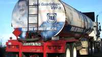 El diputado local panista José Guadalupe Vera Hernández reparte agua potable en colonias populares, en una camión cisterna en el que aparecen su rostro y el logotipo de su partido. Vera aspira a ser alcalde de León