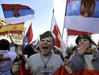 Estudiantes serbios durante la marcha en repudio a la declaración de independencia de Kosovo en la ciudad de Kosovska Mitrovica