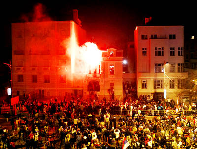 Incendian la embajada de EU en Belgrado