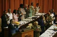 Raúl Castro (a la izquierda en el podio), luego de haber sido electo por la Asamblea Nacional del Poder Popular, presidente del Consejo de Estado cubano. El flamante dirigente ha mostrado un nuevo estilo de gobernar basado en un liderazgo compartido