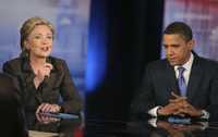 Los senadores Hillary Clinton y Barack Obama, ayer en Cleveland durante el debate televisivo para las primarias de Ohio
