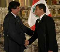 Saludo entre los presidentes de Perú, Alan García, y de Ecuador, Rafael Correa, ayer en Lima