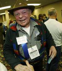 Richard Dunlap, del poblado de Casper, Wyoming, vota en los caucus del Partido Demócrata