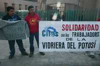 Integrantes del Sindicato Único de Trabajadores de la Empresa Industria Vidriera del Potosí, del Grupo Modelo, se manifestaron ayer frente al Palacio de Justicia Federal en demanda de la reinstalación de 250 trabajadores despedidos