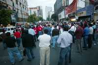 Aspecto del mitin de los trabajadores electricistas ante su sede gremial, ayer en las calles de Antonio Caso, colonia Tabacalera