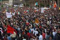 Miles de manifestantes durante la votación para aprobar el plan de acción propuesto por Andrés Manuel López Obrador para impedir que el petróleo de la nación pase a manos de particulares