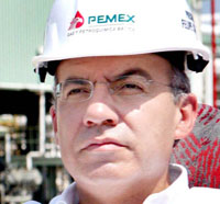 Llama Calderón a transformar Pemex e ir por riquezas al fondo del mar
