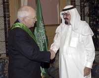Dick Cheney, vicepresidente de Estados Unidos, y el rey Abdullah Bin Abdelaziz, de Arabia Saudita, al término de una reunión que sostuvieron ayer en el palacio de Riad