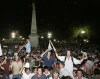 Manifestantes gritan consignas contra la presidenta Cristina Fernández frente a la Casa Rosada, al cumplirse casi dos semanas de una huelga de productores del campo que empieza a provocar desabasto de víveres en Buenos Aires. Los agricultores amenazan con extender el paro si no se revoca un impuesto