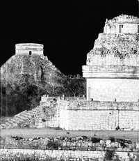 Vista del caracol y, al fondo, el Castillo de Chichén Itzá, en imagen de la portada del libro Los últimos reinos mayas, coeditado por el CNCA y Jaca Books