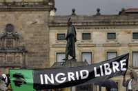 Manifestantes despliegan en Bogotá una manta en que exigen la liberación de la ex candidata a la presidencia de Colombia