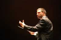 Rodrigo Macías en su turno para dirigir a la Orquesta Filarmónica de la UNAM
