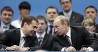 El presidente electo Medvediev conversa en el congreso de Rusia Unida con el actual mandatario Putin