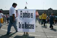 Integrantes de la brigada Virginia Jaramillo realizaron en el Zócalo una asamblea en defensa del petróleo