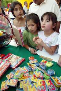 Familias participaron ayer en la campaña de intercambio de juguetes bélicos por juguetes didácticos, en el Museo del Papalote, en Chapultepec