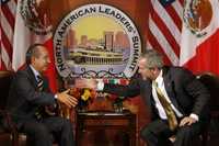 Felipe Calderón y George W. Bush, durante su encuentro de ayer en Nueva Orleáns