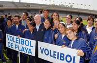 José Narro, rector de la UNAM, comparte con un grupo de los 787 alumnos que competirán en la Universiada y Olimpiada nacionales 2008