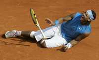 Rafael Nadal se tiró al suelo tras la última mala devolución de Roger Federer, a quien ya aventaja 9-6 en sus enfrentamientos