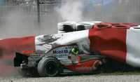 El auto del finlandés Heikki Kovalainen chocó contra una pila de ruedas; el piloto no sufrió heridas de consideración