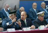 El presidente Felipe Calderón dialoga con el titular de la Sedena, general Guillermo Galván; al otro lado aparece el almirante Mariano Francisco Saynez, secretario de Marina