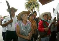 En imagen del 18 de agosto de 2003, ejidatarios de San Salvador Atenco