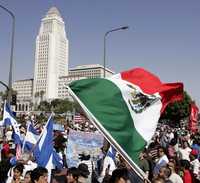 Aspecto de la marcha en defensa de los derechos de los trabajadores migrantes, ayer en el centro de Los Ángeles