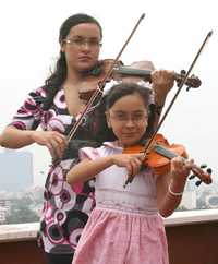 La niña Alejandra Reyes Guzmán, imagen del programa, y su madre, Rosaura
