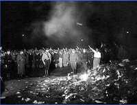 Cuatro imágenes de la quema de libros que realizaron los nazis el 10 de mayo de 1933, a las 10 de la noche