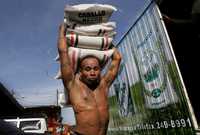 Un trabajador traslada sacos de arroz, ayer, en el mercado El Mayoreo, de Managua, Nicaragua