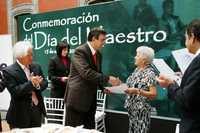 Axel Didriksson, titular de Educación, y Marcelo Ebrard, jefe de Gobierno del Distrito Federal, encabezaron ayer la ceremonia del Día del Maestro en el Museo de la Ciudad de México