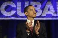 Barack Obama, aspirante del Partido Demócrata a la presidencia de Estados Unidos, durante su reunión con integrantes de la Fundación Cubano Americana en la ciudad de Miami, Florida. En su discurso, el senador dijo que de llegar al cargo permitirá de manera inmediata viajes a la isla y el envío de recursos