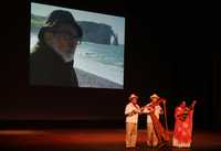Imagen de Emilio Carballido en una pantalla, anteanoche, en el Palacio de Bellas Artes durante el homenaje nacional al dramaturgo