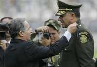 El presidente Álvaro Uribe condecora al general Oscar Naranjo, jefe de la Policía Nacional colombiana, ayer durante una ceremonia realizada en la escuela de cadetes General Santander de Bogotá