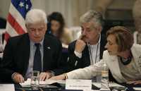 El senador estadunidense Christopher Dodd dialoga con los legisladores mexicanos Ricardo García Cervantes y Rosario Green