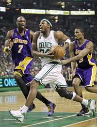 Paul Pierce, al centro, burla la marca de Lamar Odom y Trevor Ariza de los  Lakers en el juego de anoche
