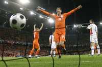 Klaas Jan Huntelaar, autor del primer gol holandés, festeja eufórico su anotación al cuadro rumano